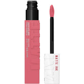 Labial Maybelline Super Stay Matte Ink con aplicador flecha para precisión duradera.