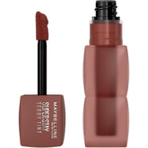 Aplicación suave de MAYBELLINE Teddy Lip Tint en labios para color duradero.