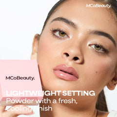 Aplicación suave del polvo translúcido MCoBeauty con sensación refrescante al contacto.