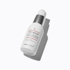 Medicube Red Serum aplicación en manos con rápida absorción.
