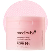 El empaque rosa de Medicube con almohadillas tonificantes facilita la rutina facial diaria.
