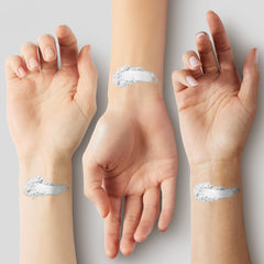 Aplicación con puff Mehron para fijar maquillaje y absorber humedad.