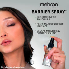 Atomizador de Mehron Barrier Spray mostrando rociado suave para acabado de larga duración.