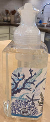Michel Design Works Ocean Tide etiqueta marina decora el baño con estilo.