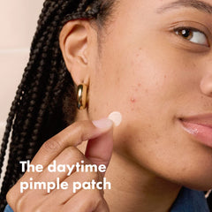 Mighty Patch Invisible+ Cobertura mate, se integra a la piel para un look natural.