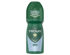 Aplicación suave del desodorante Mitchum Invisible en la piel.