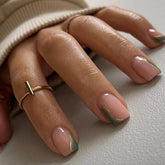 Uñas falsas Mivota cortas cuadradas tono neutro con verde y dorado para un look elegante