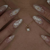Uñas francesas Mivota almendra mediana con pétalos blancos y acabado brillante para otoño.