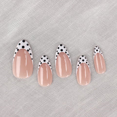 Uñas postizas Mivota almendra media, rosado claro, brillo y lunares negros y blancos.