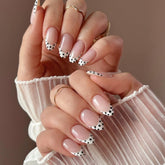 Uñas postizas Mivota almendra media, rosado claro, frances con lunares negros y blancos, elegante.