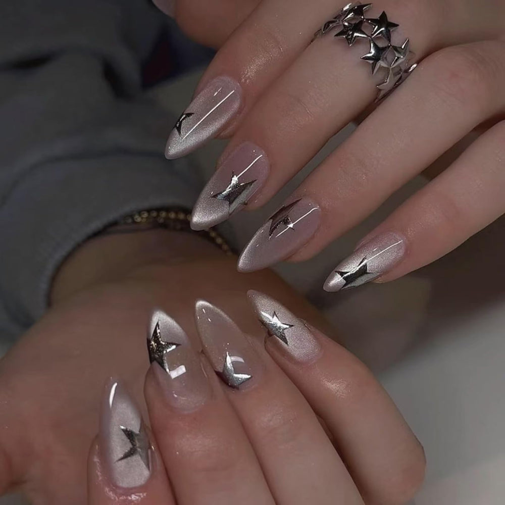 Mivota: uñas postizas con forma almendra y efecto ojo de gato nude para un look elegante.