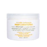 Acondicionador desenredante Mixed Chicks, detalle de la botella vertiendo crema para suavizar el cabello.