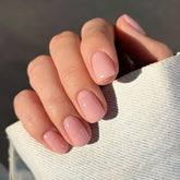 Modelones uñas falsas rosas cortas, lista para un look primaveral rápido