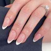 Modelones uñas francesas en almendra corta, estilo elegante para cualquier ocasión.