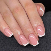 Modelones uñas frances corto blanco para un look limpio y elegante