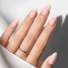 Modelones uñas francesas Almond corto: look de salón duradero para cualquier ocasión.