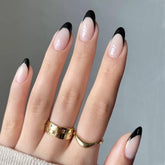 Modelones uñas francesas negras en almendra corta para looks elegantes y prácticos