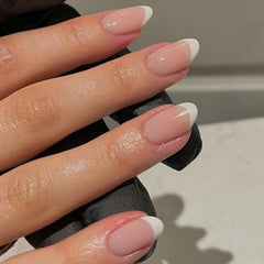 Modelones uñas francesas nude puestas en la mano para un look inmediato.
