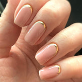 Modelones uñas francesas con puntas cortas y cuadradas para un acabado elegante.