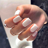 Modelones uñas pegables blancas cortas y cuadradas para un look limpio