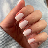 Modelones uñas pegables blanco lechoso en caja, lista para aplicar sin esfuerzo.