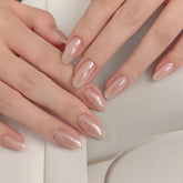 Modelones uñas pegables cromo rosa en forma almendra, ideales para un look diario.