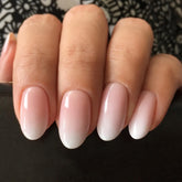 Modelones uñas pegables rosa degradado, estilo corto oval para uso diario.