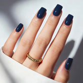 Modelones uñas postizas azul marino corto y cuadradas para look rápido