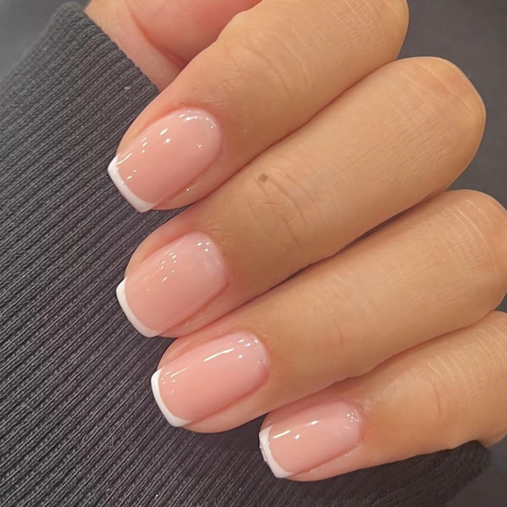 Modelones uñas postizas francesas squoval para un look diario elegante.