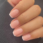 Modelones uñas postizas francesas squoval para un look diario elegante.