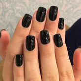 Modelones uña postiza negra corta para estilo instantáneo y acabado limpio.
