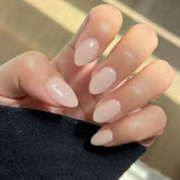 Modelones uñas prensadas tono piel suave, estilo almendra corta para un acabado rápido.