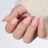 Modelones uñas tono piel rosado corto ovaladas para un aspecto natural.
