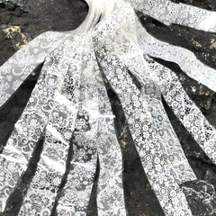 Encaje blanco con acabado holográfico, ideal para manicuras rápidas.