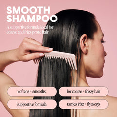 MONDAY HAIRCARE SMOOTH, espuma en la mano, limpia suave y prepara el cabello