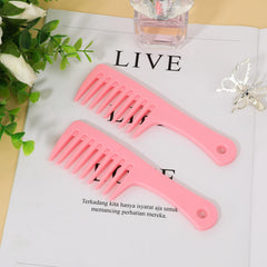 Mozeat Lens travel-size pink detangling comb held for on-the-go grooming.