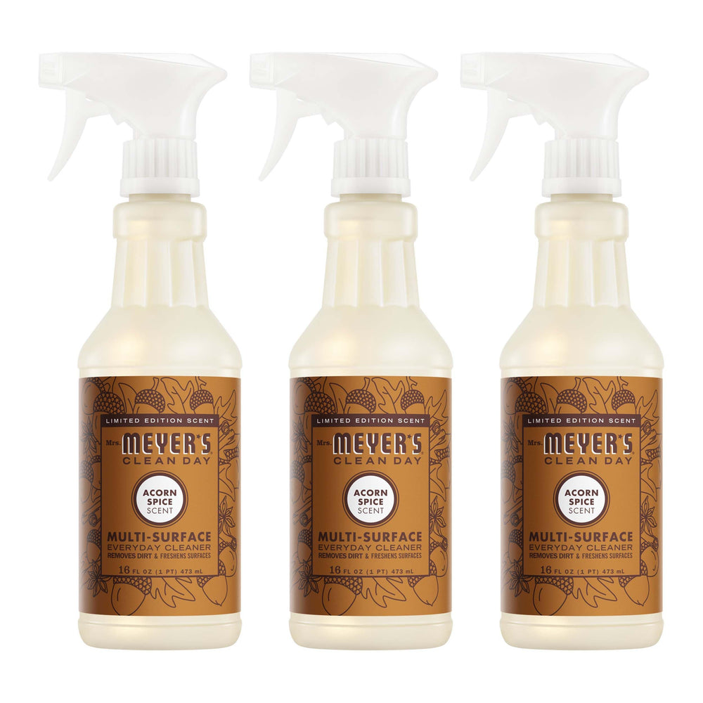 Botella de Mrs. Meyer’s Clean Day Acorn Spice lista para limpiar superficies