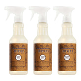 Botella de Mrs. Meyer’s Clean Day Acorn Spice lista para limpiar superficies