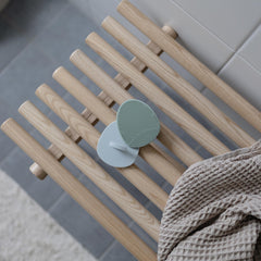 Frotar en círculos con limpiador usando Mushie para baño
