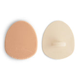 Mushie cepillo costra craneal con agarre ergonómico para baño cómodo.