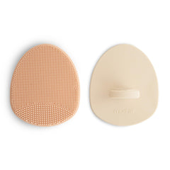 Mushie cepillo costra craneal con agarre ergonómico para baño cómodo.