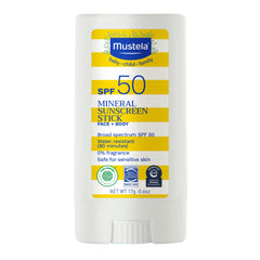 Barra solar mineral Mustela sobre cara y cuerpo, protección suave para piel sensible.