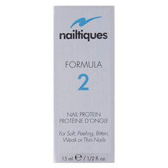 Aplicación de Nailtiques Formula 2 en uñas para reducir quiebre.