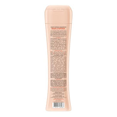 Vertido suave del champú Naissant para realzar el tono cobre irlandés.
