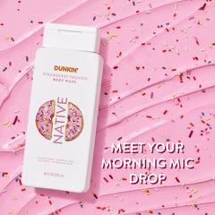 Espuma cremosa del gel Native Dunkin Fresa Glaseada sobre la piel, sensación suave
