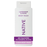 Gel de ducha Native en botella lavanda-rosa para la ducha diaria.