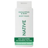 Native Body Wash: botella vertiendo espuma suave para una ducha refrescante.