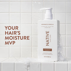 Botella de acondicionador Native Coco y Vainilla con cabello más manejable.
