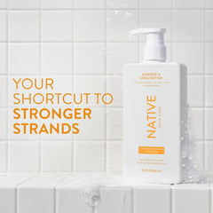Acondicionador Native vertiendo para desenredar y suavizar el cabello.