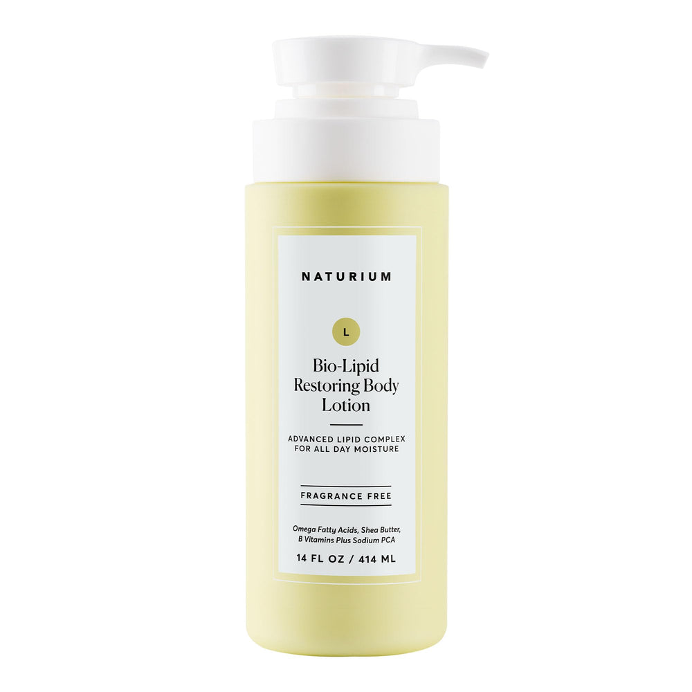 Naturium Bio-Lipid Loción Restauradora en botella, hidrata la piel todo el día.
